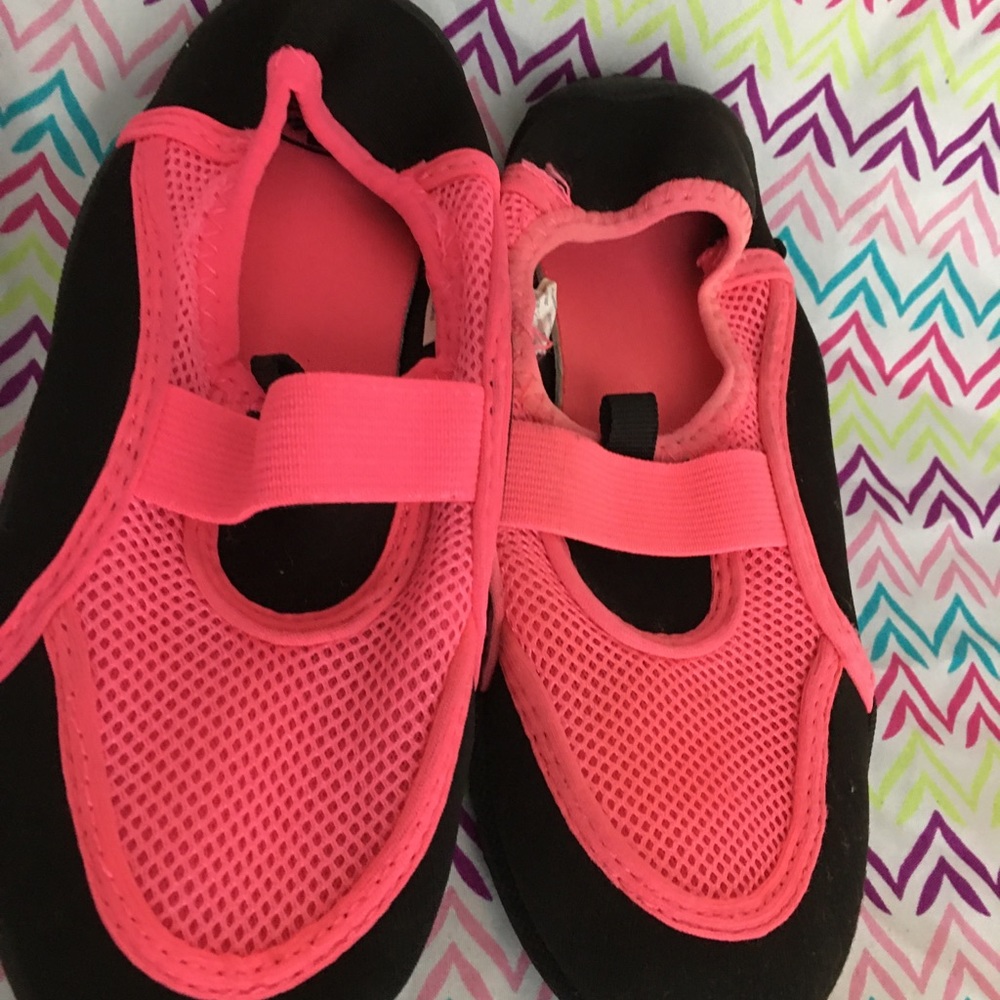 •Swimming shoes•